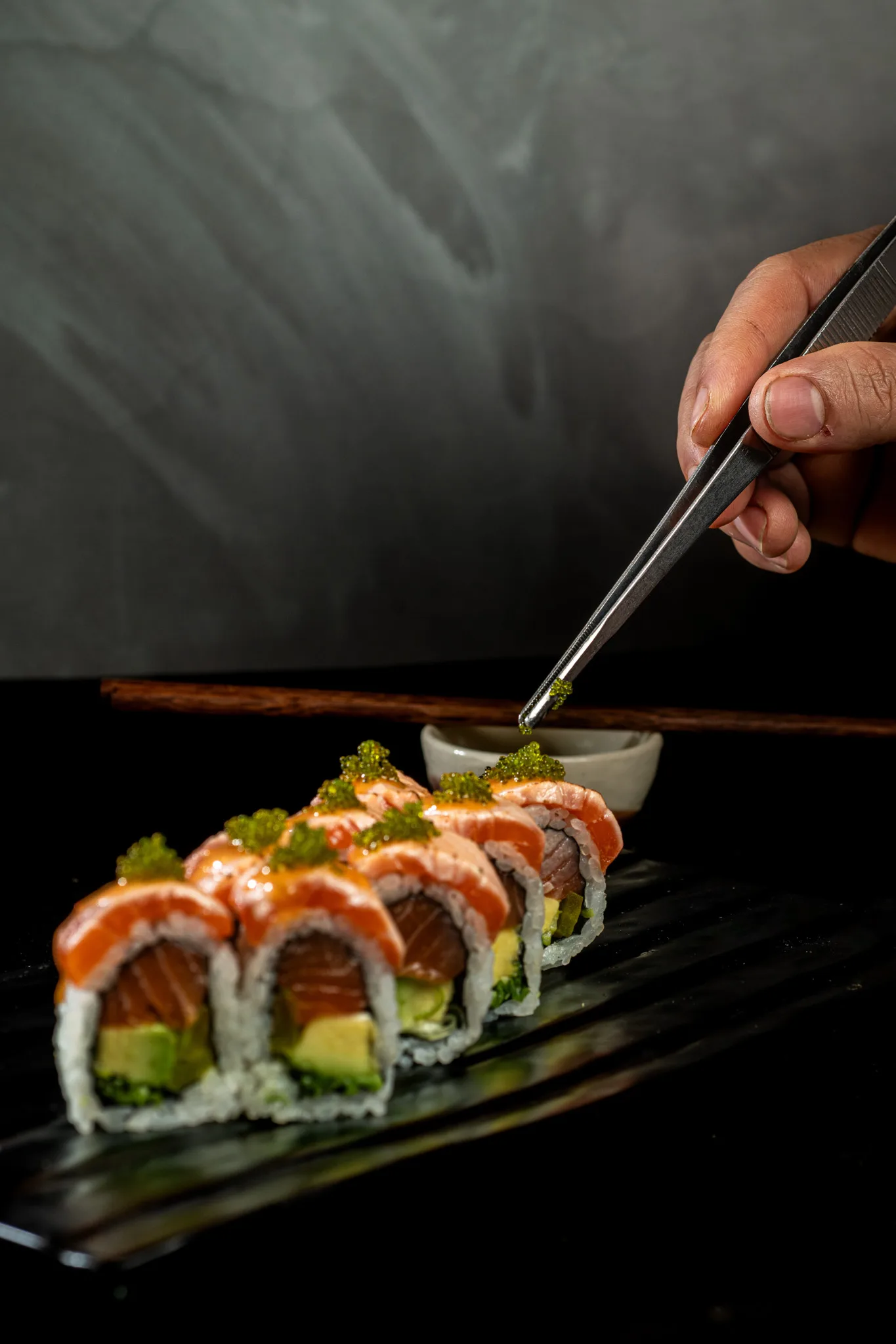 צילום תפריט סושי מקצועי – רול סושי פרימיום עם איקרה וירקות טריים