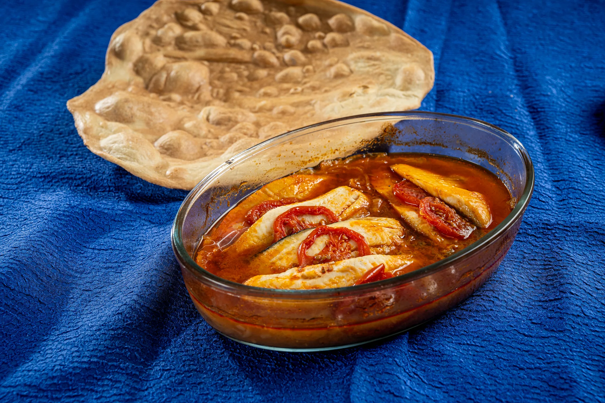 צילום אוכל מקצועי של מנה מסורתית על רקע כחול