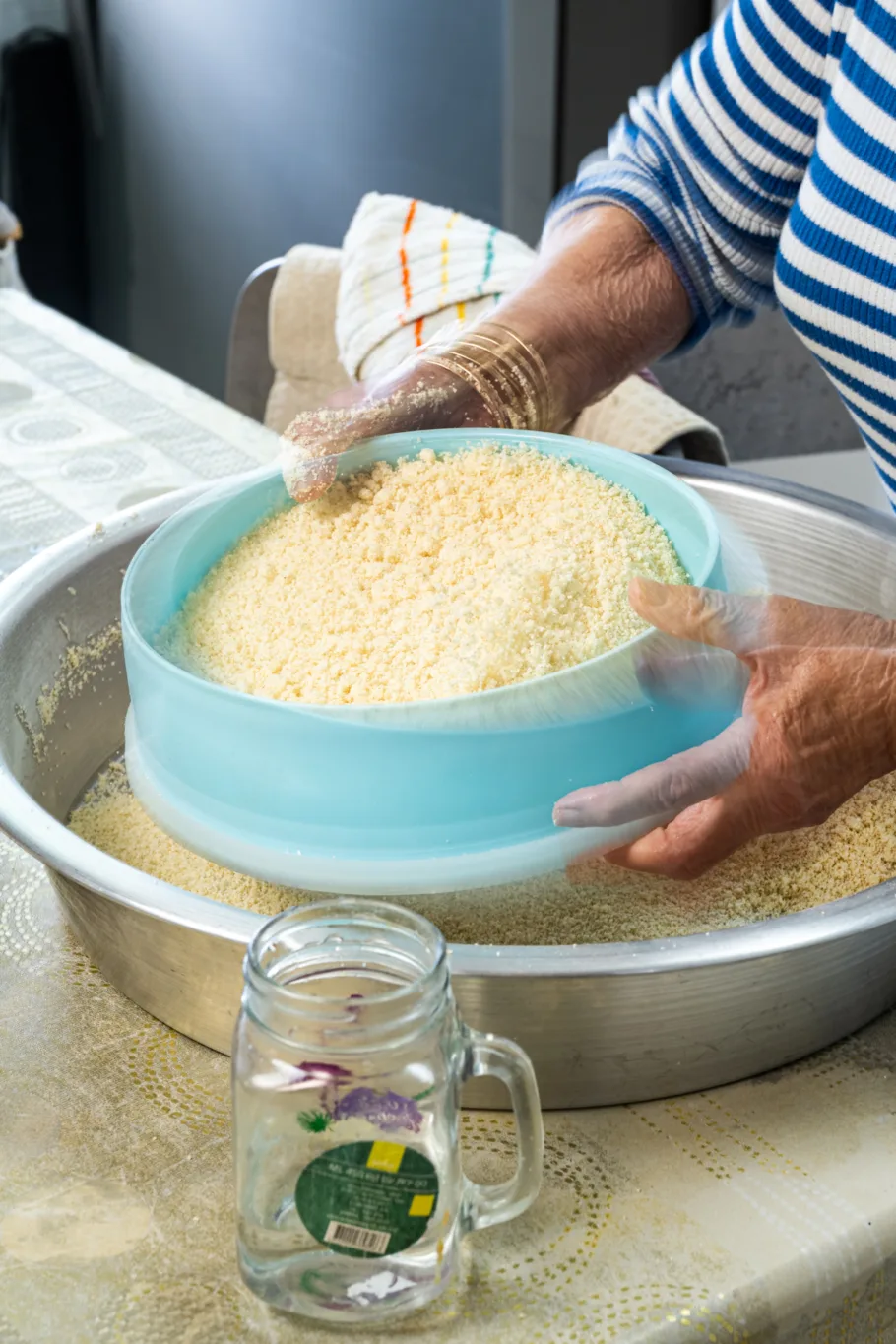 צילום אוכל עם תנועת ידיים ותחושת אותנטיות